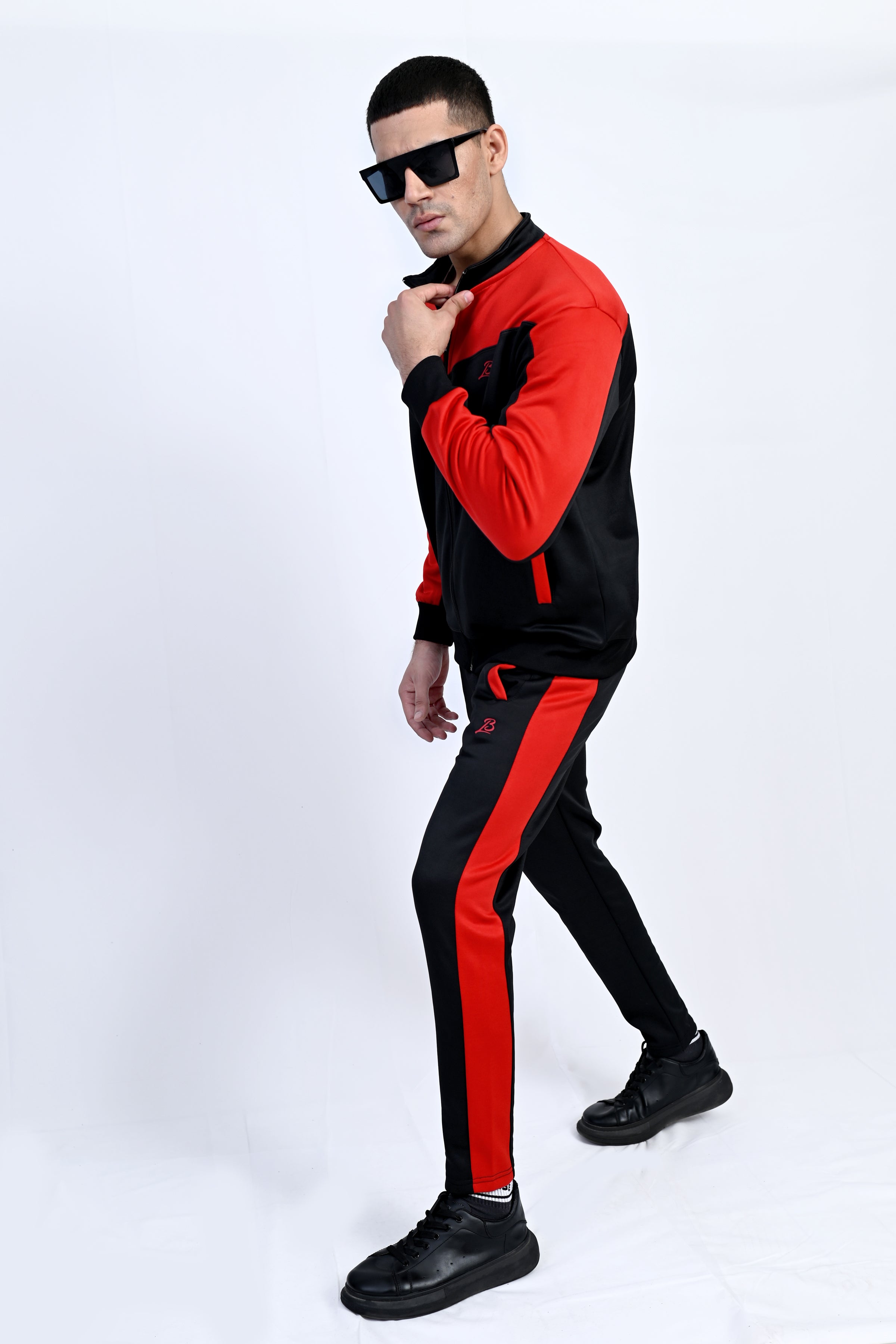 Athletic winter tracksuit with zip pockets